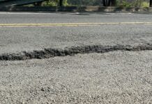 Muni inspecciona hundimiento en Radial Alajuelita y solicita al MOPT atención urgente "Grada" de 12 cm pone en peligro conductores y transeúntes en el Puente sobre radial de Alajuelita Cortesía: Municipalidad de Alajuelita