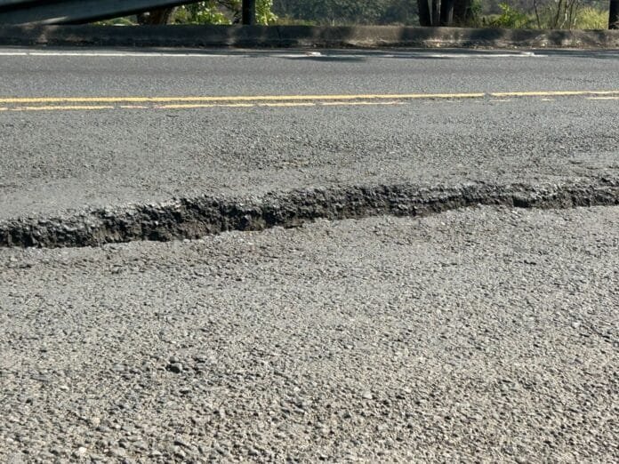 "Grada" de 12 cm pone en peligro conductores y transeúntes en el Puente sobre radial de Alajuelita Cortesía: Municipalidad de Alajuelita