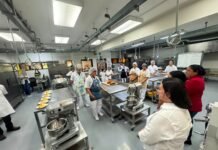 Presidente del INA visitó sede de Alajuelita que ofrece cursos artesanales e inclusivos